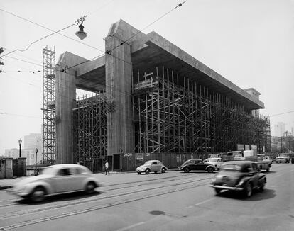 Museu de Arte de São Paulo Assis Chateaubriand em construção, projeto de Lina Bo Bardi, avenida Paulista, São Paulo, 1966