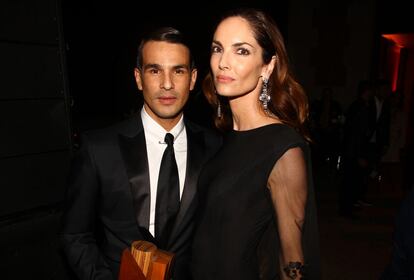 Jose Mar&iacute;a Manzanares, premio ICON Estilo, junto a la modelo Eugenia Silva, responsable de entreg&aacute;rselo