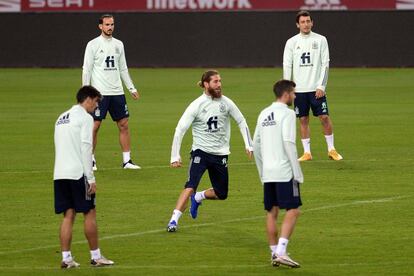 Sergio Ramos durante la sesión de entrenamiento en La Cartuja este martes.