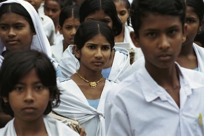 Niños y niñas en un colegios de Bangladesh.