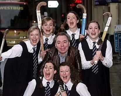 Lloyd Webber, rodeado de las protagonistas de su espectculo.