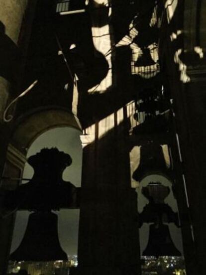 Luces y sombras en el campanario de la catedral de Murcia.