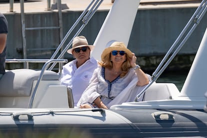 María del Monte y su mujer, Inmaculada Casal, en un barco en Ibiza, a finales de julio.
