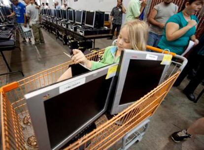 Consumidores estadounidenses en un centro tecnológico en la ciudad de Sacramento.