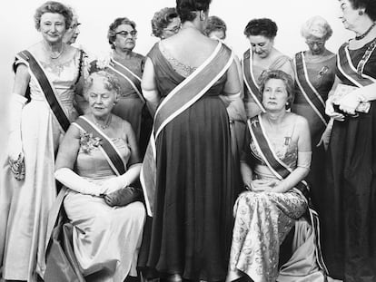 The Generals of the Daughters of American Revolution ( Convención de "las hijas de la Revolución Americana", en 1963. , con antepasados ligados a los revolucionarios del siglo XVIII )