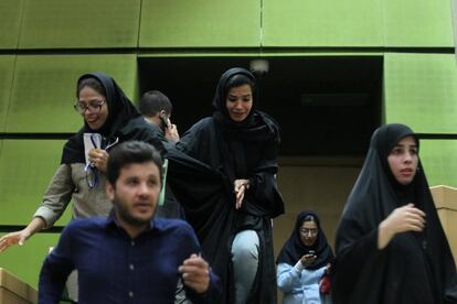 Interior del parlamento durante el atque en Teherán.