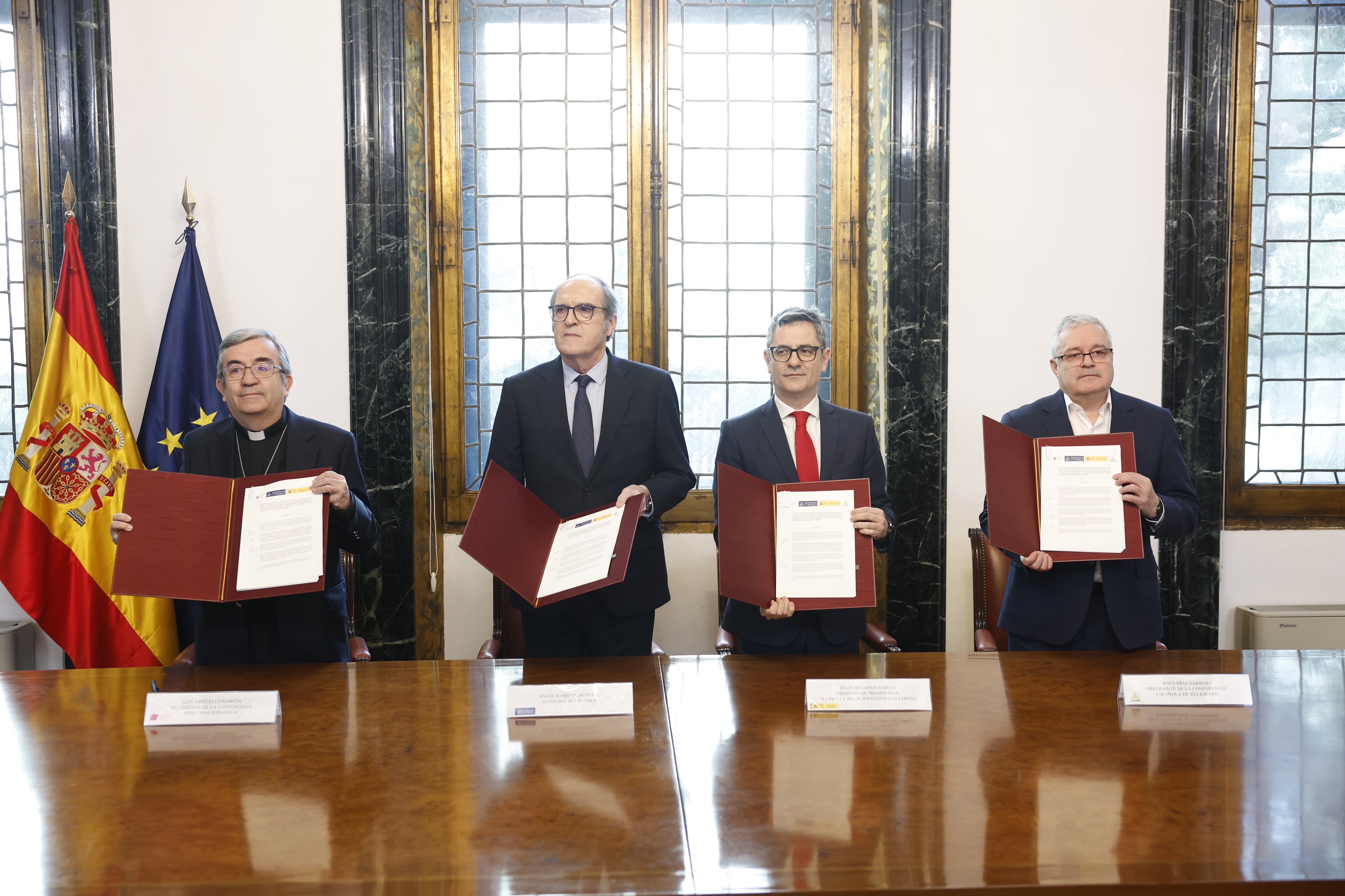 El ministro de la Presidencia, Félix Bolaños (segundo por la derecha); el presidente de la Conferencia Episcopal Española (CEE), Luis Argüello (izquierda); el presidente de la Conferencia Española de Religiosos, Jesús Díaz Sariego (derecha), y el Defensor del Pueblo, Ángel Gabilondo (segundo por la izquierda); durante, la firma, este lunes en Madrid, del protocolo para indemnizar a las víctimas de abusos sexuales en el ámbito de la Iglesia católica cuyos casos han prescrito.