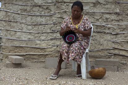 Una mujer de Bahía Portete tejiendo una típica mochila wayuu. 