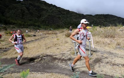 Kilian Jornet, a la derecha, en una prueba en Isla Reunión, en octubre.