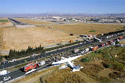 Imagen aérea del avión siniestrado sobre la carretera N-340. Al fondo, la pista del aeropuerto de Málaga.