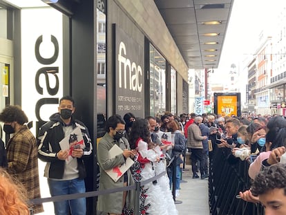 Seguidores de Rosalía ante las puertas de la Fnac de Callao mientras Rosalía firmaba discos dentro.