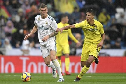 El jugador del Villarreal, Rodrigo Hernandez sujeta el brazo del madridista Toni Kroos.