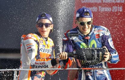 Los pilotos españoles de MotoGP, Jorge Lorenzo y Marc Márquez, celebran en el podio su primera y segunda posición, respectivamente, del Gran Premio de la Comunidad Valenciana.