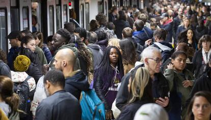 Una andana de l'estació de Plaça Catalunya, plena de gom a gom durant la vaga de metro d'aquest 8 d'abril.