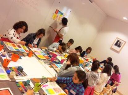 Pequeños artistas durante un taller del Museo Picasso de Málaga.