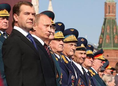 Medvdev y Putin presencian el desfile del Da de la Victoria junto con veteranos de la II Guerra Mundial.