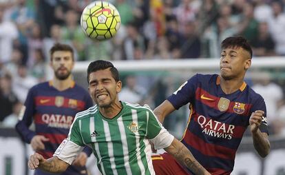 Montoya lucha con Neymar por un balón.