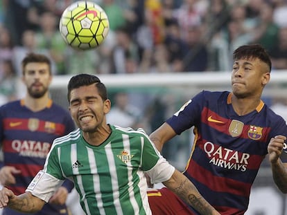 Montoya lucha con Neymar por un bal&oacute;n.