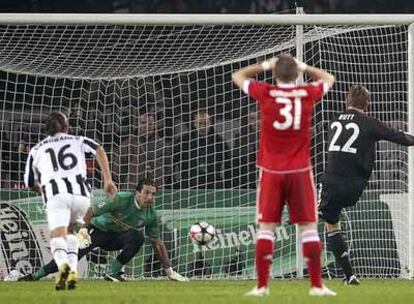 Butt, el portero del Bayern, bate de penalti a Buffon.