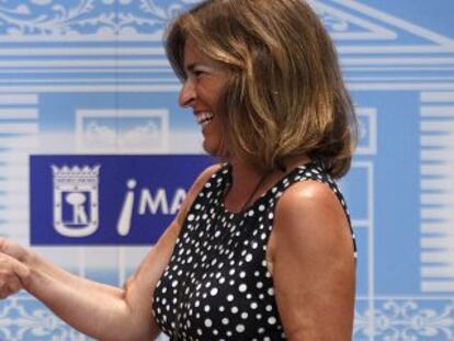 Esperanza Aguirre y Ana Botella, durante la firma del protocolo para eliminar duplicidades el pasado junio..