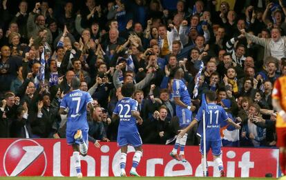 Samuel Eto'o celebra junto a sus compañeros el primer gol del partido. 