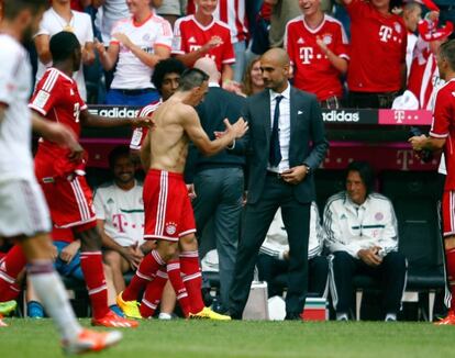 Ribéry celebra con Guardiola el primer tanto del Bayern.