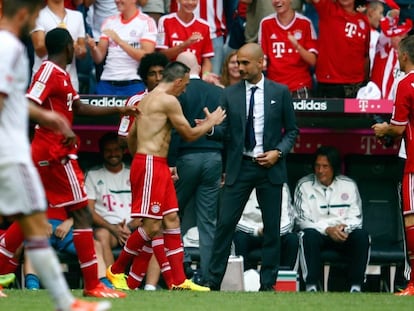 Rib&eacute;ry celebra con Guardiola el primer tanto del Bayern.