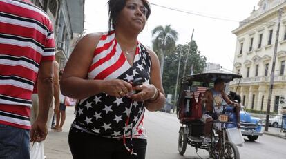 Una mujer el sábado en La Habana ante un bici-taxi.