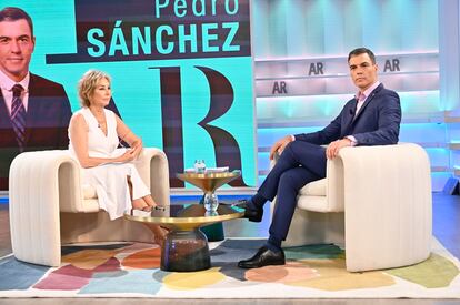 La presentadora Ana Rosa Quintana y el presidente del Gobierno, Pedro Sánchez, durante la entrevista en Telecinco.