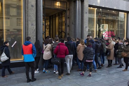 Clientes de Zara esperan la apertura de una tienda el pasado Black Friday.