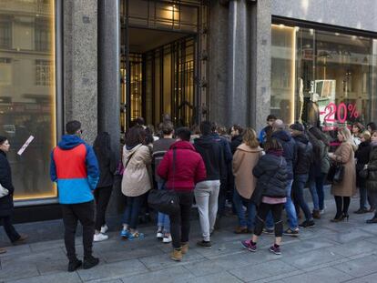 Clientes de Zara esperan la apertura de una tienda el pasado Black Friday.