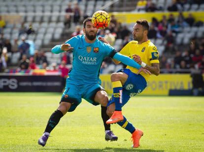 Arda controla el bal&oacute;n ante Momo en el partido Las Palmas-Bar&ccedil;a.