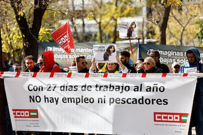 Los pescadores del Mediterrneo se manifiestan este lunes ante el edificio de la Comisin Europea en Madrid.