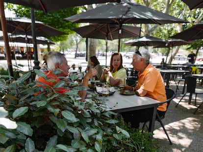 Una familia comiendo en la Taberna de Triciclo en Casa de Campo.