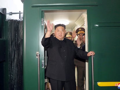 Kim Jong Un se despide desde el tren en Pyongyang para visitar Rusia, el lunes.