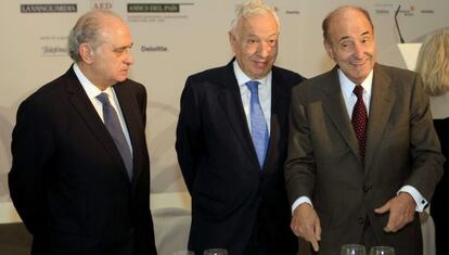 José Manuel García-Margallo, con Jorge Fernández Días y Miquel Roca.