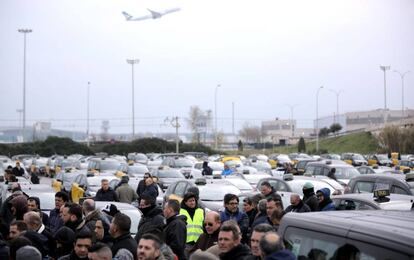 Taxistes concentrats a l'aeroport.