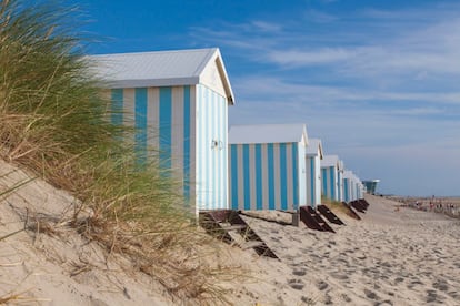 Quienes visitan la región de Hauts-de-France en verano suelen acercarse a la playa de Hardelot. Se trata de un largo y amplio arenal en el que destacan sus casetas de playa de madera a rayas blancas y azul celeste. Antes o después del baño, son muchos quienes también se acercan al castillo de Hardelot, una mansión construida a mediados del siglo XIX sobre cimientos que datan del siglo XIII, y a las dunas de Ecault. La playa, en la que es habitual ver a personas practicando kite surf, es parte además del parque natural regional de los Cabos y Marismas de Ópalo. Más información: <a href="https://www.france-voyage.com/" target="_blank">france-voyage.com</a>