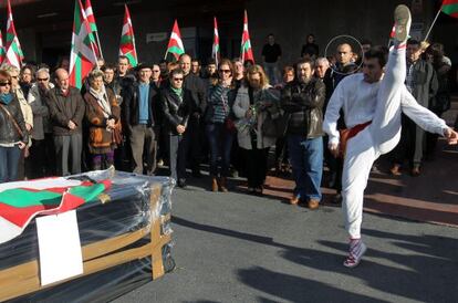 Recibimiento del cadáver de Thierry. Sobre un círculo, el dirigente de Sortu detenido.