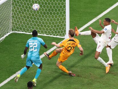 De Jong, en la jugada de su gol este martes durante el Holanda-Qatar en el estadio Al Bayt, en Jor (Qatar).