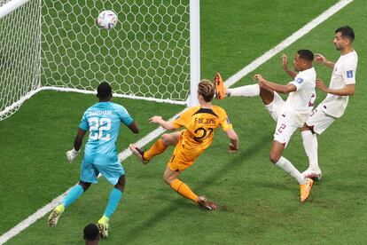 De Jong, en la jugada de su gol este martes durante el Holanda-Qatar en el estadio Al Bayt, en Jor (Qatar).