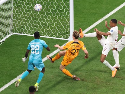 De Jong, en la jugada de su gol este martes durante el Holanda-Qatar en el estadio Al Bayt, en Jor (Qatar).