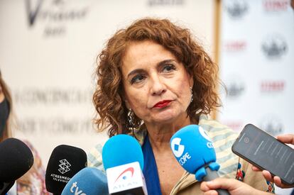 La ministra de Hacienda, María Jesús Montero, habla con los medios antes de inaugurar el curso de verano de la UIMP, este miércoles, en Santander.