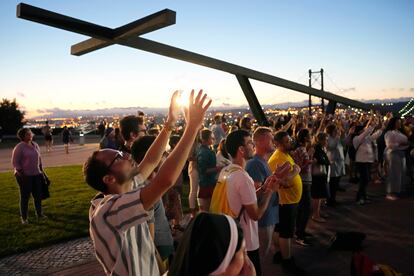 Personas cantan canciones cristianas durante una vigilia en la Jornada Mundial de la Juventud, en un mirador de Lisboa, el 28 de julio.
