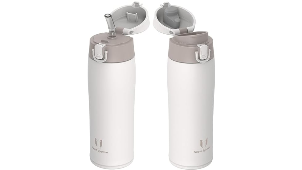 Botella térmica con pajita y boquilla.