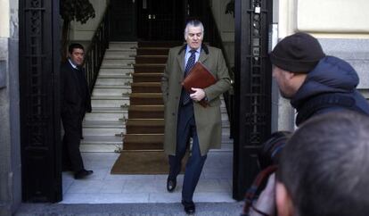 Luis Bárcenas runs out of his Madrid home on Tuesday morning.