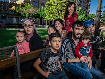 Dos familias de refugiados sirios y voluntarios del programa Patrocinio Comunitario, la pasada semana en Tudela (Navarra).