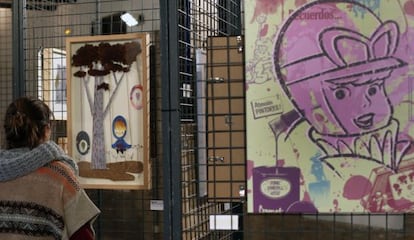 Un aspecto de la exposición Anem a pintar-ho tot, con la obra de Marc Martell en primer plano.