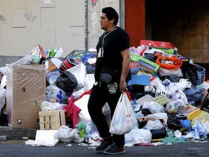 Aspecto que presentan calles de Parla por la huelga de recogida de basuras.