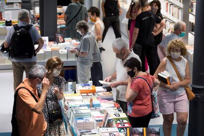 Vista de una librería del centro de Barcelona durante la celebración de este Sant Jordi de verano el 23 de julio.